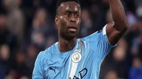 水上绝技惊艳，笑颜美女视频爆红网络